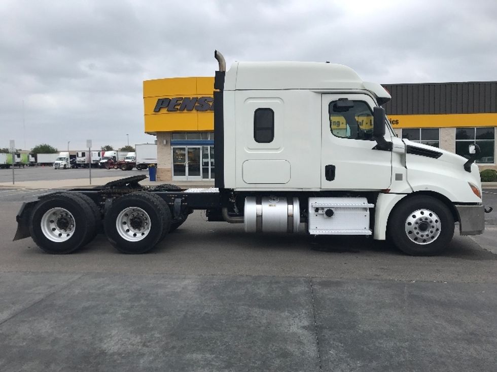 Sleeper Tractor-Heavy Duty Tractors-Freightliner-2020-T12664ST-Oklahoma City-OK-217,377\n\t\tmiles-$ 86,250 - Image 8