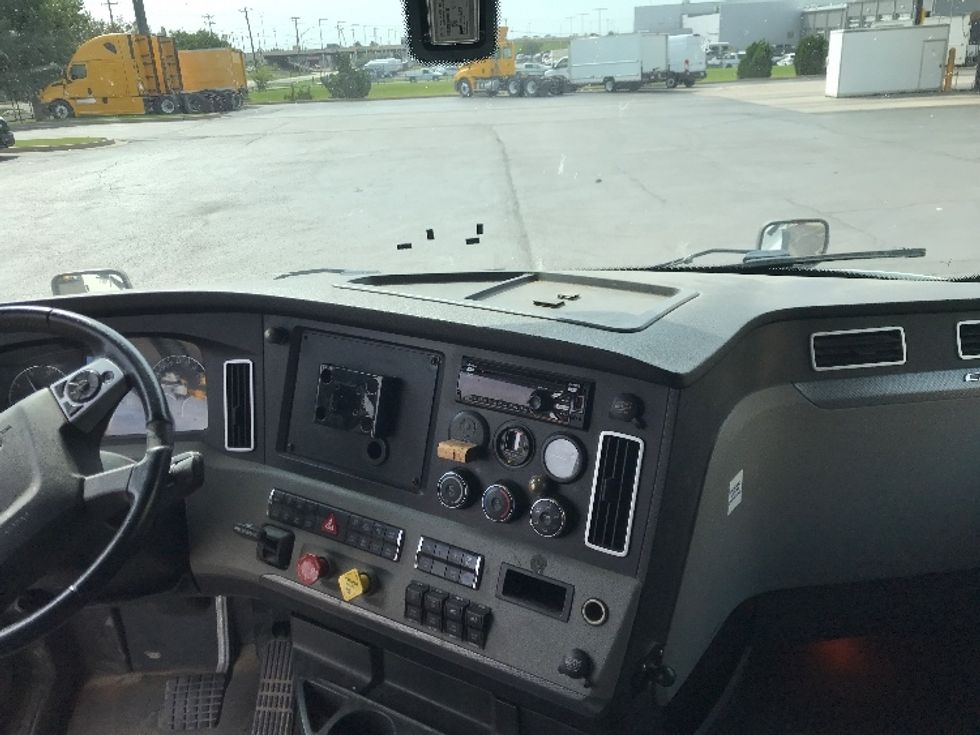 Sleeper Tractor-Heavy Duty Tractors-Freightliner-2020-T12664ST-Oklahoma City-OK-258,585\n\t\tmiles-$ 83,750 - Image 12