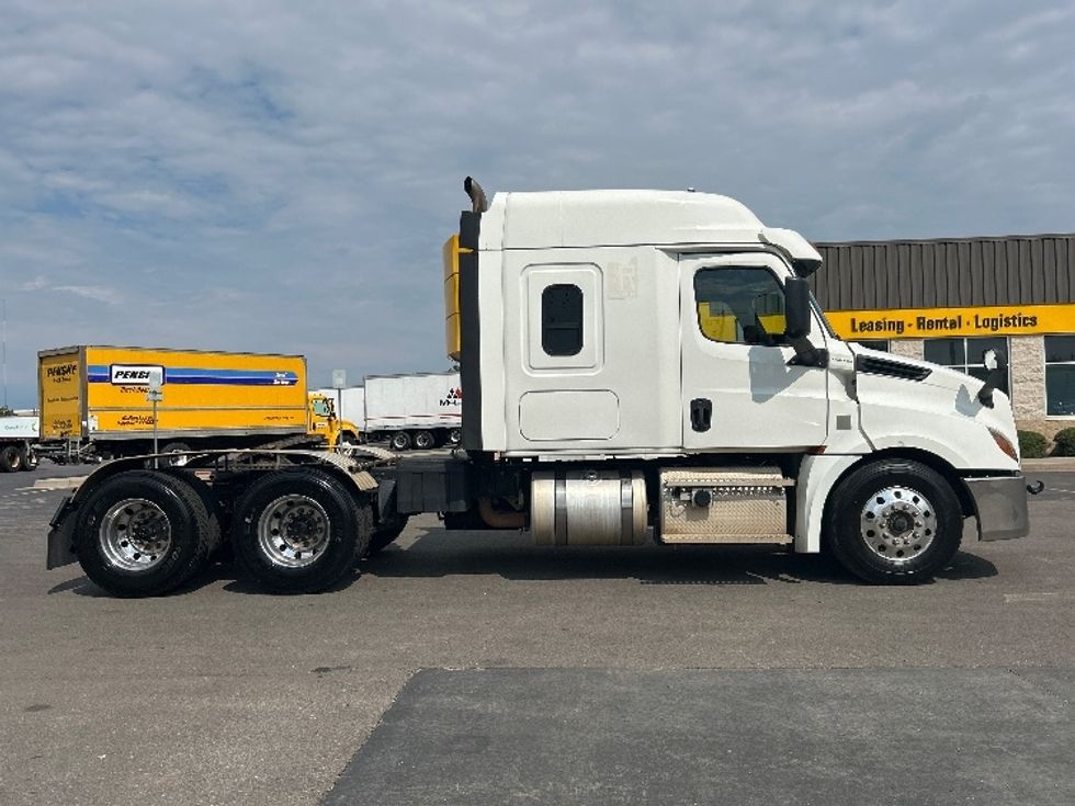 Sleeper Tractor-Heavy Duty Tractors-Freightliner-2020-T12664ST-Oklahoma City-OK-258,585\n\t\tmiles-$ 83,750 - Image 8
