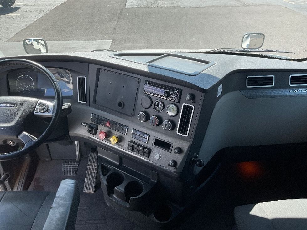 Sleeper Tractor-Heavy Duty Tractors-Freightliner-2020-T12664ST-Oklahoma City-OK-261,502\n\t\tmiles-$ 83,500 - Image 12