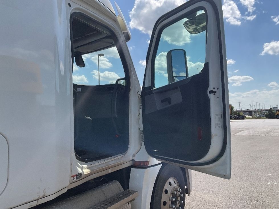 Sleeper Tractor-Heavy Duty Tractors-Freightliner-2020-T12664ST-Oklahoma City-OK-261,502\n\t\tmiles-$ 83,500 - Image 13