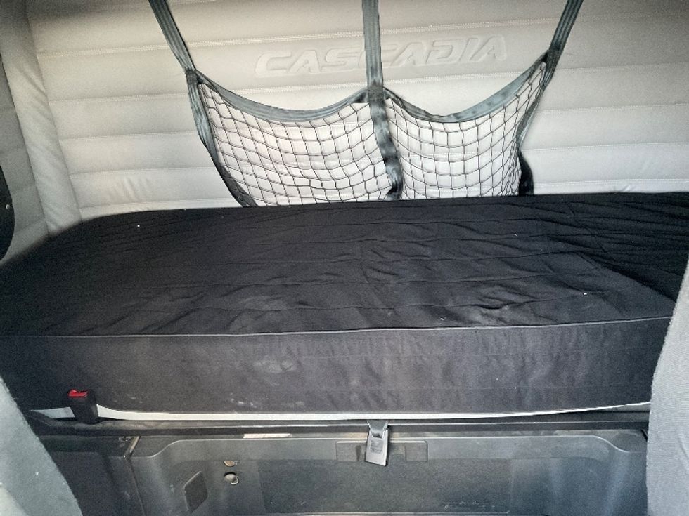 Sleeper Tractor-Heavy Duty Tractors-Freightliner-2020-T12664ST-Oklahoma City-OK-261,502\n\t\tmiles-$ 83,500 - Image 16