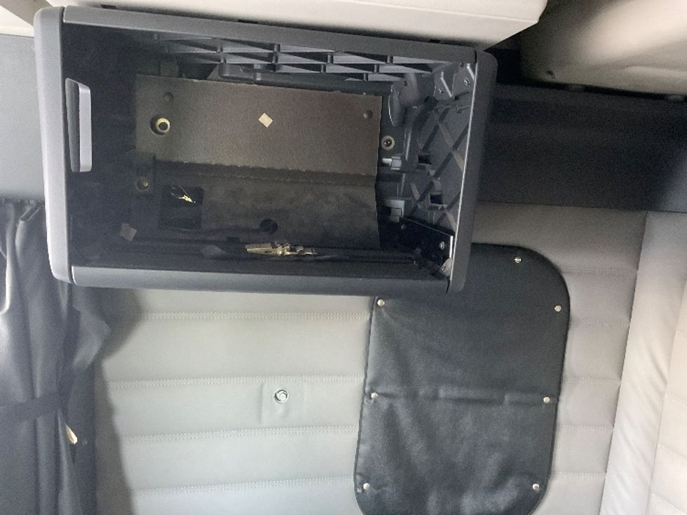 Sleeper Tractor-Heavy Duty Tractors-Freightliner-2020-T12664ST-Oklahoma City-OK-261,502\n\t\tmiles-$ 83,500 - Image 18