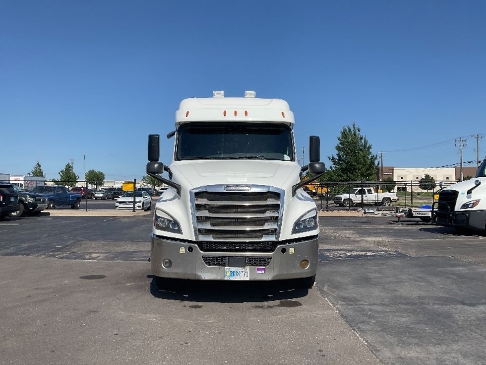 2020 Freightliner Cascadia 126" Sleeper Cab photo 2