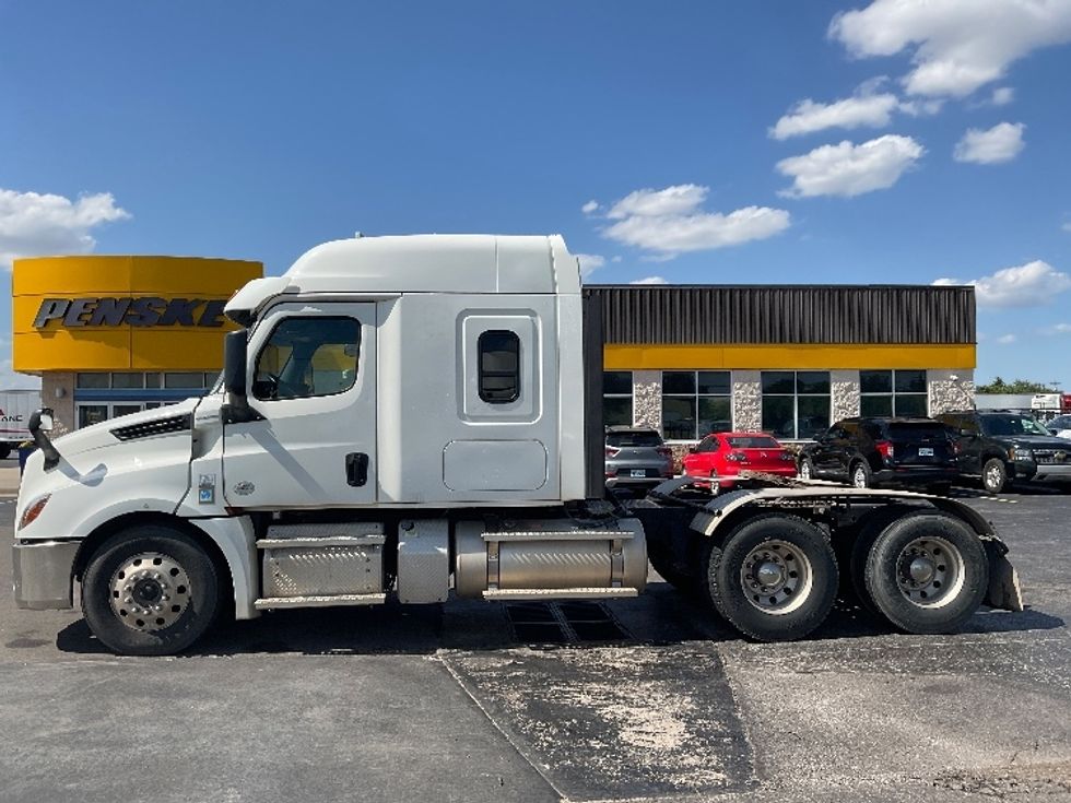 2020 Freightliner Cascadia 126" Sleeper Cab photo 4