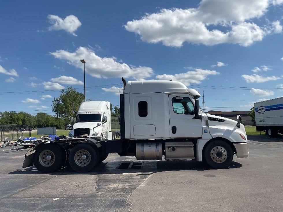 Sleeper Tractor-Heavy Duty Tractors-Freightliner-2020-T12664ST-Oklahoma City-OK-261,502\n\t\tmiles-$ 83,500 - Image 8
