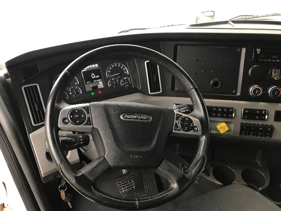 Sleeper Tractor-Heavy Duty Tractors-Freightliner-2020-T12664ST-Oklahoma City-OK-279,064\n\t\tmiles-$ 82,500 - Image 11