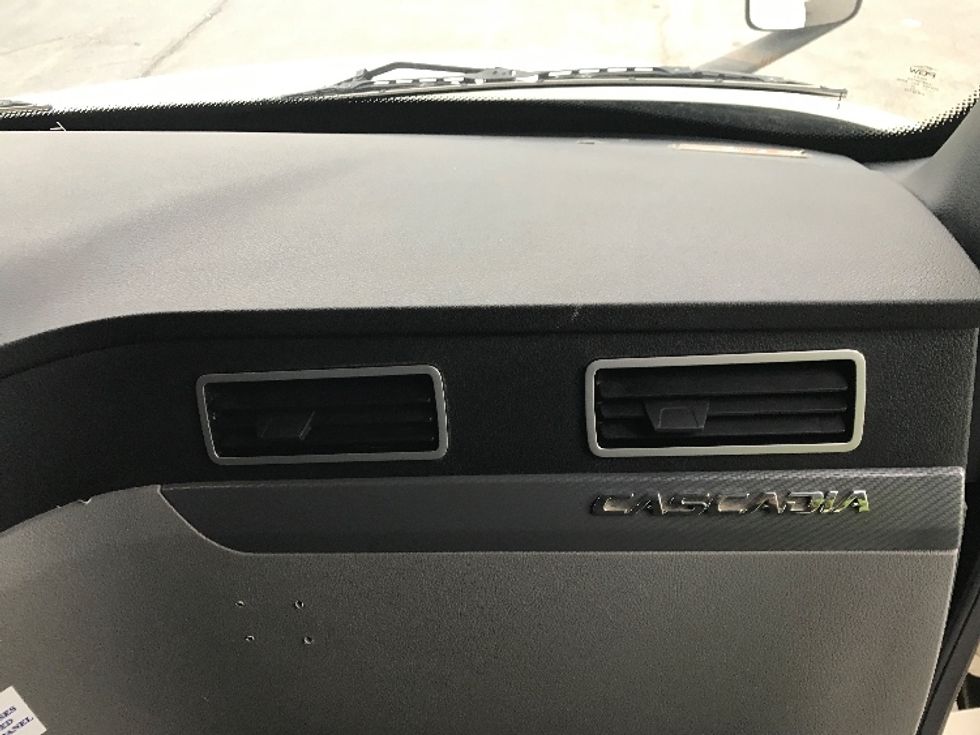 Sleeper Tractor-Heavy Duty Tractors-Freightliner-2020-T12664ST-Oklahoma City-OK-279,064\n\t\tmiles-$ 82,500 - Image 14