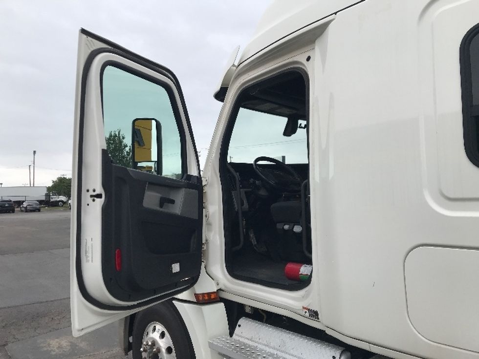 Sleeper Tractor-Heavy Duty Tractors-Freightliner-2020-T12664ST-Oklahoma City-OK-279,064\n\t\tmiles-$ 82,500 - Image 9