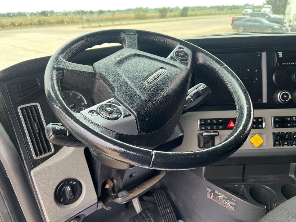 Sleeper Tractor-Heavy Duty Tractors-Freightliner-2020-T12664ST-Oklahoma City-OK-281,332\n\t\tmiles-$ 82,500 - Image 10