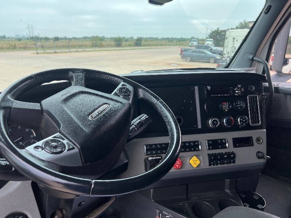 Sleeper Tractor-Heavy Duty Tractors-Freightliner-2020-T12664ST-Oklahoma City-OK-281,332\n\t\tmiles-$ 82,500 - Image 11
