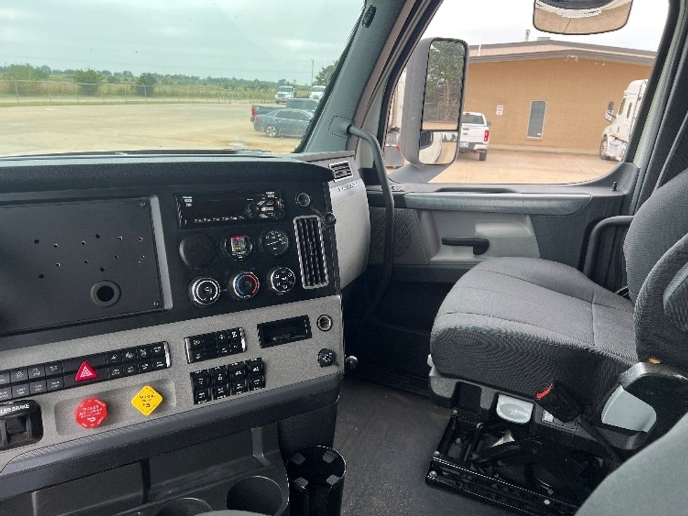 Sleeper Tractor-Heavy Duty Tractors-Freightliner-2020-T12664ST-Oklahoma City-OK-281,332\n\t\tmiles-$ 82,500 - Image 12