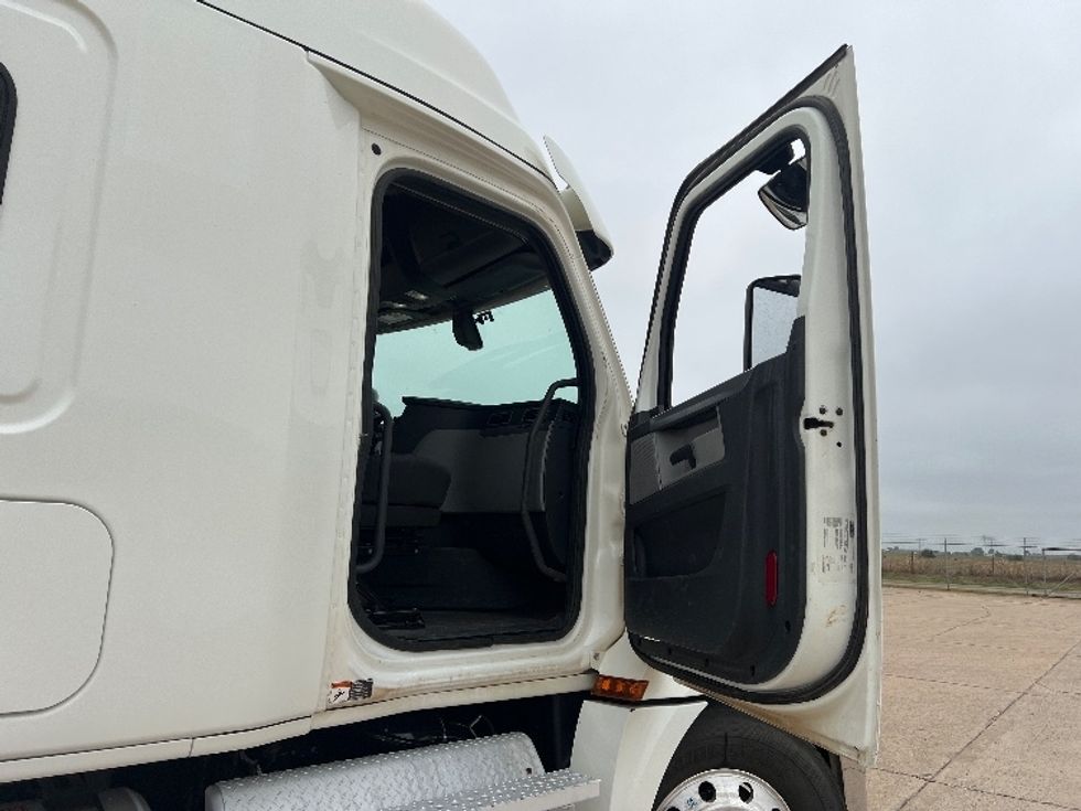 Sleeper Tractor-Heavy Duty Tractors-Freightliner-2020-T12664ST-Oklahoma City-OK-281,332\n\t\tmiles-$ 82,500 - Image 13