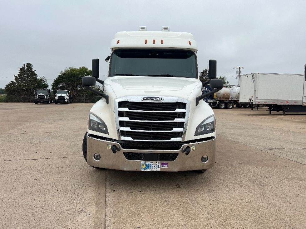 Sleeper Tractor-Heavy Duty Tractors-Freightliner-2020-T12664ST-Oklahoma City-OK-281,332\n\t\tmiles-$ 82,500 - Image 2