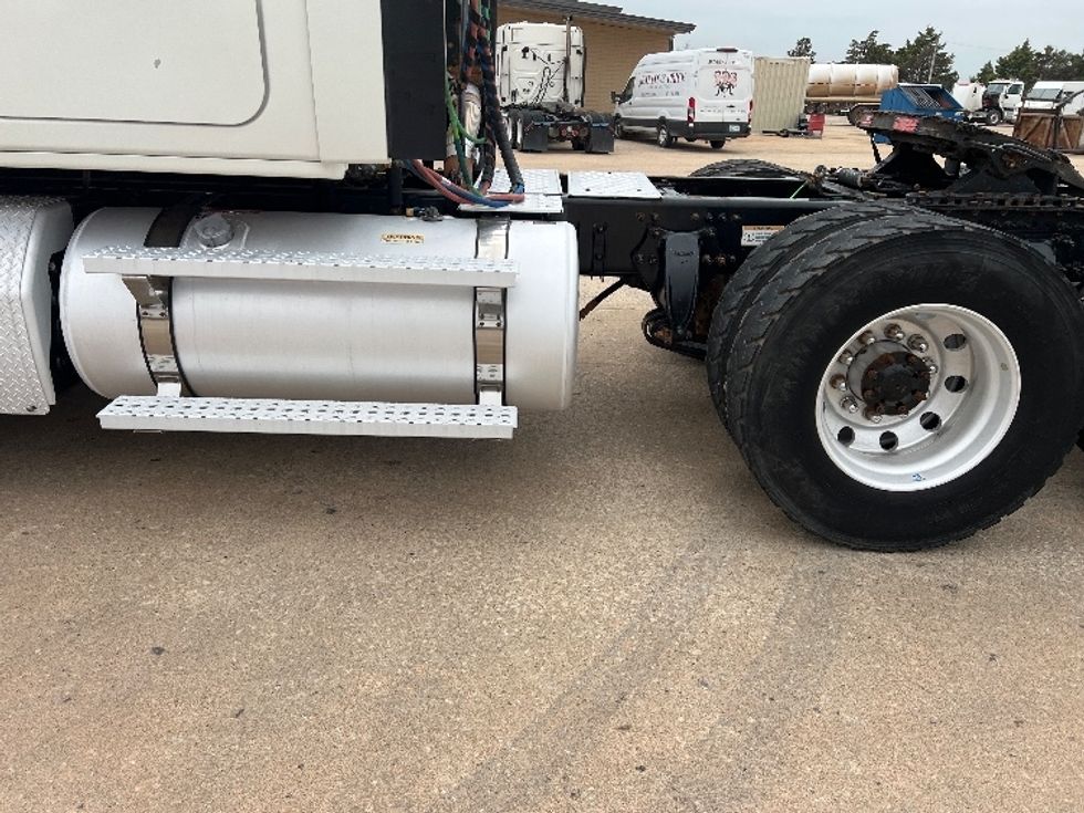 Sleeper Tractor-Heavy Duty Tractors-Freightliner-2020-T12664ST-Oklahoma City-OK-281,332\n\t\tmiles-$ 82,500 - Image 21