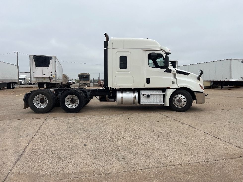 Sleeper Tractor-Heavy Duty Tractors-Freightliner-2020-T12664ST-Oklahoma City-OK-281,332\n\t\tmiles-$ 82,500 - Image 8