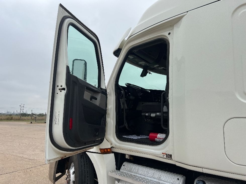 Sleeper Tractor-Heavy Duty Tractors-Freightliner-2020-T12664ST-Oklahoma City-OK-281,332\n\t\tmiles-$ 82,500 - Image 9