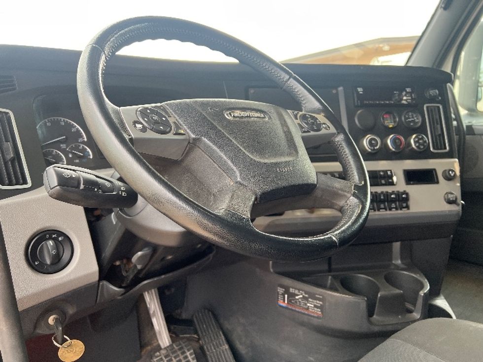 Sleeper Tractor-Heavy Duty Tractors-Freightliner-2020-T12664ST-Oklahoma City-OK-307,170\n\t\tmiles-$ 81,000 - Image 10