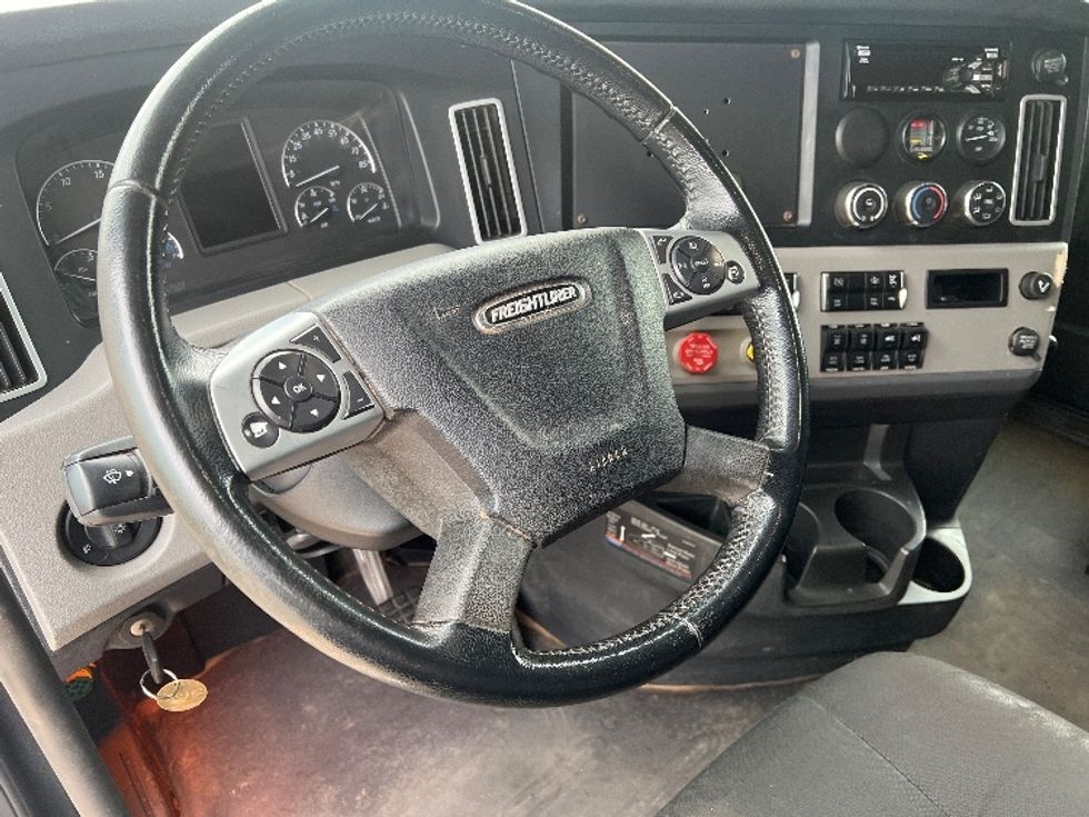 Sleeper Tractor-Heavy Duty Tractors-Freightliner-2020-T12664ST-Oklahoma City-OK-307,170\n\t\tmiles-$ 81,000 - Image 11