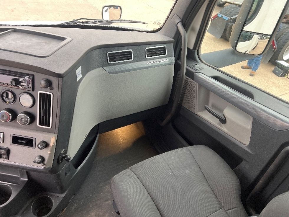 Sleeper Tractor-Heavy Duty Tractors-Freightliner-2020-T12664ST-Oklahoma City-OK-307,170\n\t\tmiles-$ 81,000 - Image 14