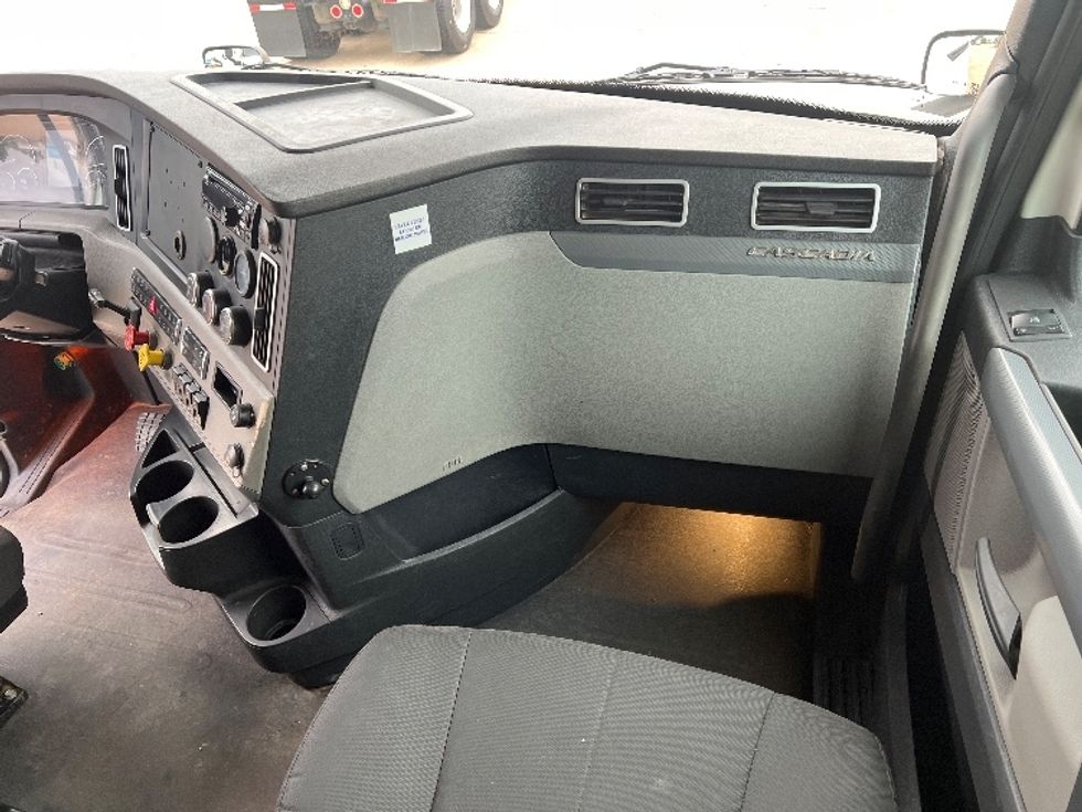 Sleeper Tractor-Heavy Duty Tractors-Freightliner-2020-T12664ST-Oklahoma City-OK-307,170\n\t\tmiles-$ 81,000 - Image 15