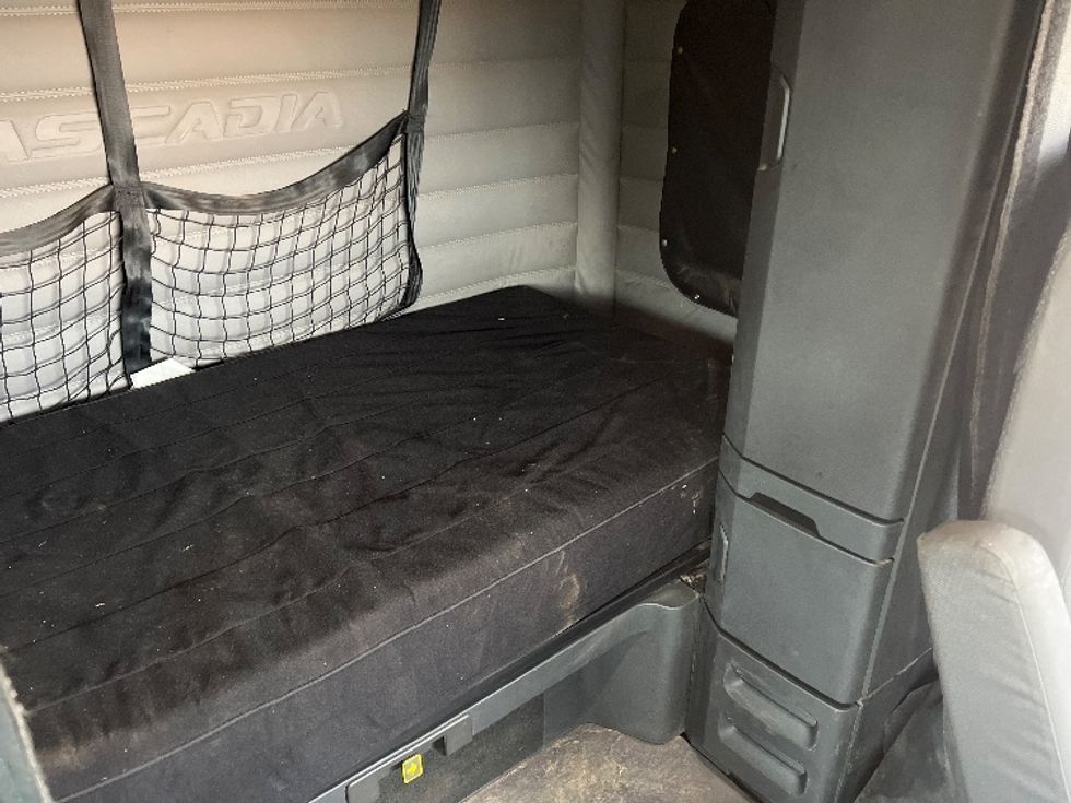 Sleeper Tractor-Heavy Duty Tractors-Freightliner-2020-T12664ST-Oklahoma City-OK-307,170\n\t\tmiles-$ 81,000 - Image 17