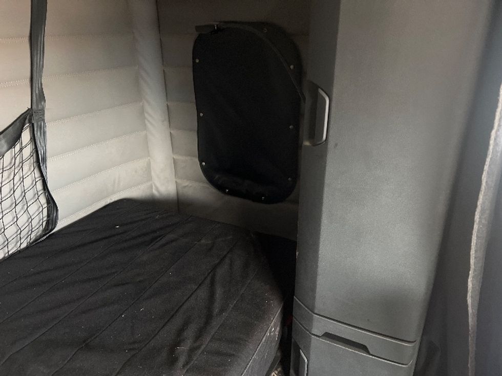 Sleeper Tractor-Heavy Duty Tractors-Freightliner-2020-T12664ST-Oklahoma City-OK-307,170\n\t\tmiles-$ 81,000 - Image 19