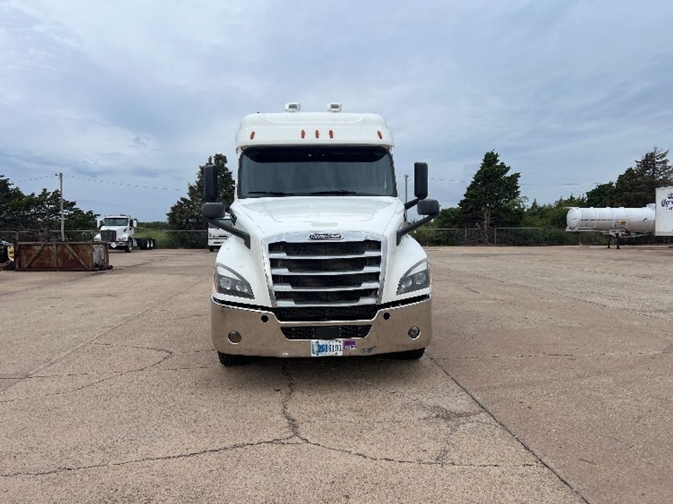 Sleeper Tractor-Heavy Duty Tractors-Freightliner-2020-T12664ST-Oklahoma City-OK-307,170\n\t\tmiles-$ 81,000 - Image 2