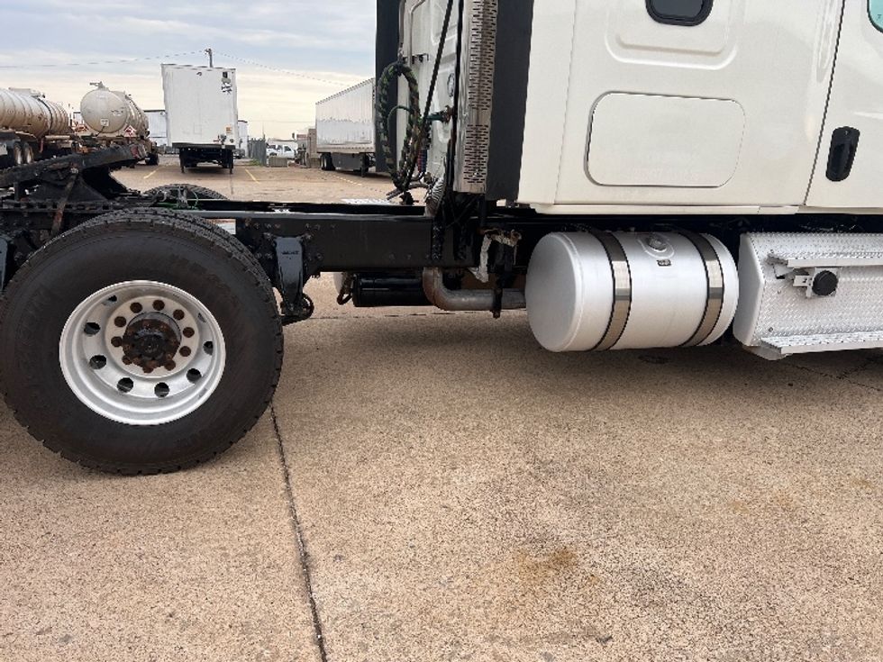 Sleeper Tractor-Heavy Duty Tractors-Freightliner-2020-T12664ST-Oklahoma City-OK-307,170\n\t\tmiles-$ 81,000 - Image 23