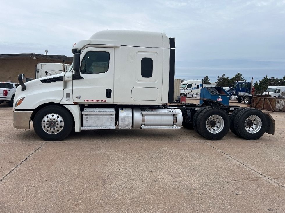 Sleeper Tractor-Heavy Duty Tractors-Freightliner-2020-T12664ST-Oklahoma City-OK-307,170\n\t\tmiles-$ 81,000 - Image 4