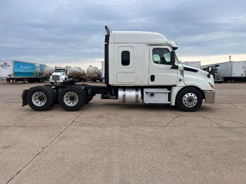 Sleeper Tractor-Heavy Duty Tractors-Freightliner-2020-T12664ST-Oklahoma City-OK-307,170\n\t\tmiles-$ 81,000 - Image 8