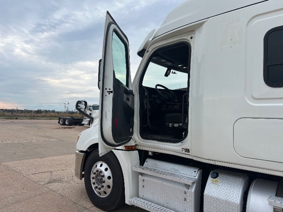 Sleeper Tractor-Heavy Duty Tractors-Freightliner-2020-T12664ST-Oklahoma City-OK-307,170\n\t\tmiles-$ 81,000 - Image 9