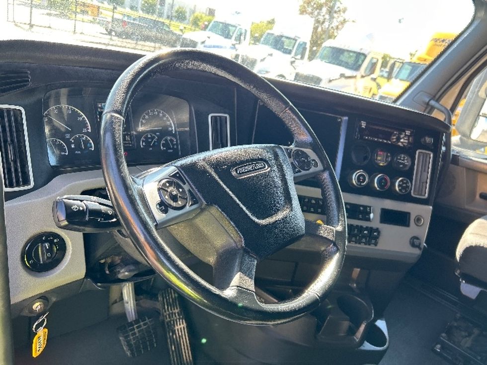 Sleeper Tractor-Heavy Duty Tractors-Freightliner-2020-T12664ST-Oklahoma City-OK-314,374\n\t\tmiles-$ 80,500 - Image 10