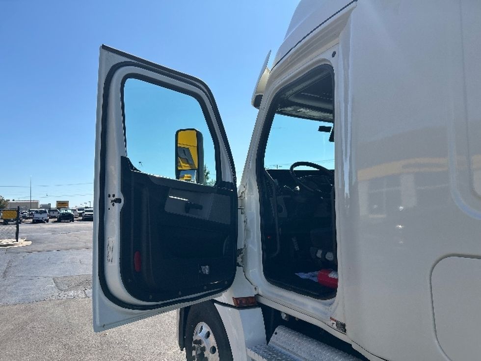 Sleeper Tractor-Heavy Duty Tractors-Freightliner-2020-T12664ST-Oklahoma City-OK-314,374\n\t\tmiles-$ 80,500 - Image 9