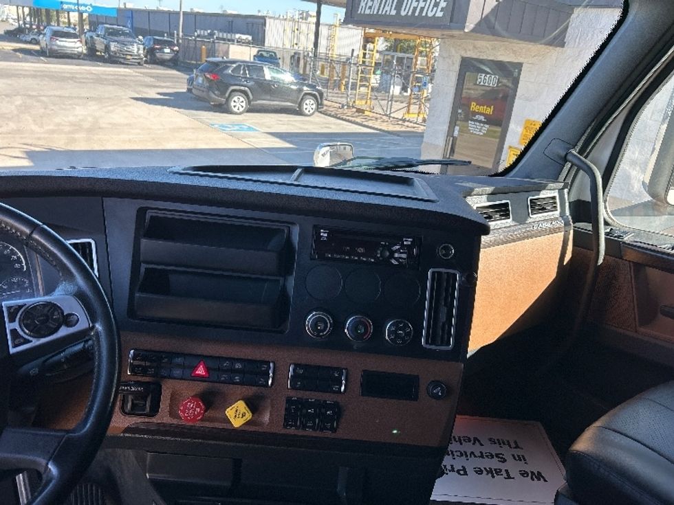 Sleeper Tractor-Heavy Duty Tractors-Freightliner-2020-T12664ST-Oklahoma City-OK-326,544\n\t\tmiles-$ 76,250 - Image 12