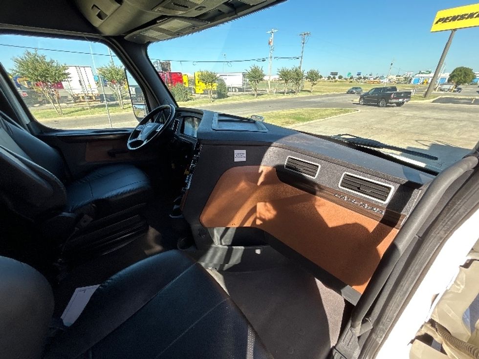 Sleeper Tractor-Heavy Duty Tractors-Freightliner-2020-T12664ST-Oklahoma City-OK-326,544\n\t\tmiles-$ 76,250 - Image 14