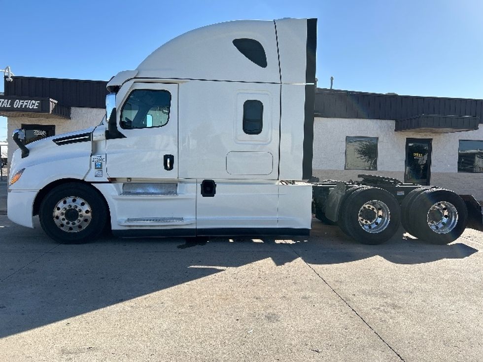 Sleeper Tractor-Heavy Duty Tractors-Freightliner-2020-T12664ST-Oklahoma City-OK-326,544\n\t\tmiles-$ 76,250 - Image 4