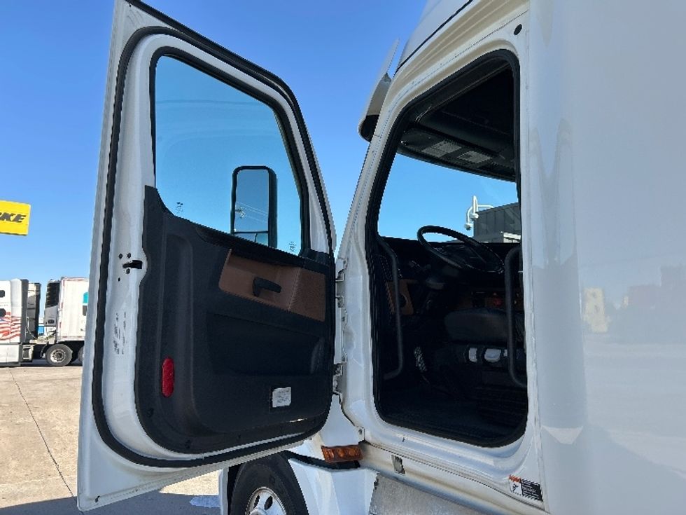 Sleeper Tractor-Heavy Duty Tractors-Freightliner-2020-T12664ST-Oklahoma City-OK-326,544\n\t\tmiles-$ 76,250 - Image 9