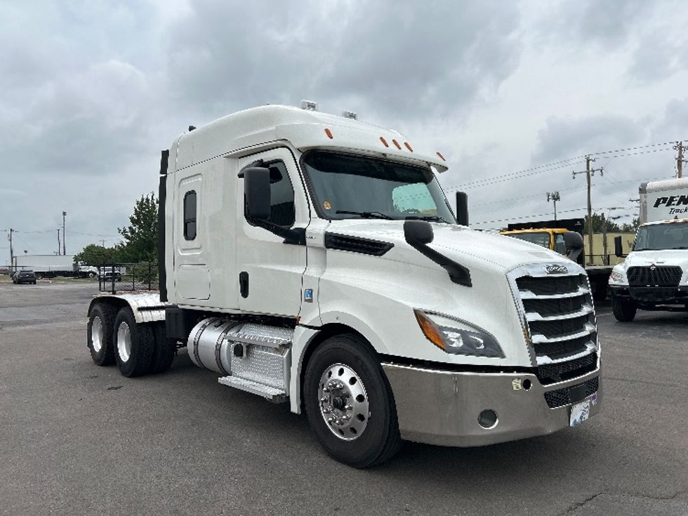 Sleeper Tractor-Heavy Duty Tractors-Freightliner-2020-T12664ST-Oklahoma City-OK-330,901\n\t\tmiles-$ 79,500 - Image 1
