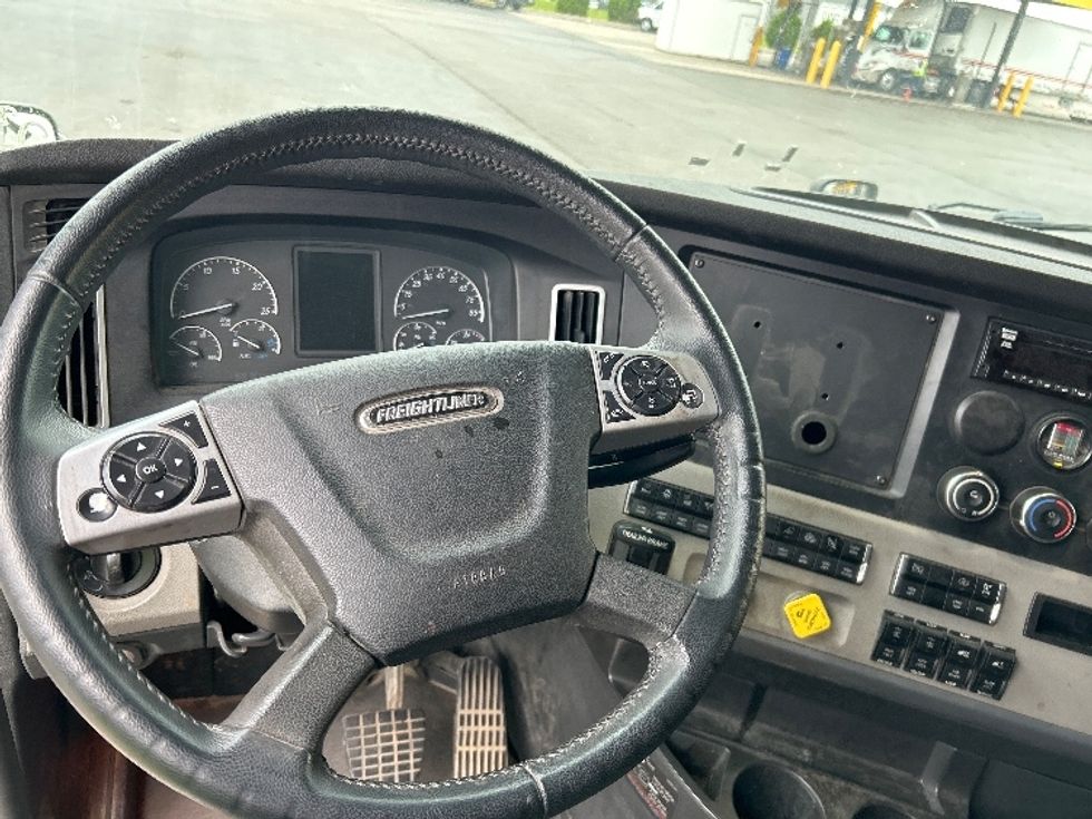 Sleeper Tractor-Heavy Duty Tractors-Freightliner-2020-T12664ST-Oklahoma City-OK-330,901\n\t\tmiles-$ 79,500 - Image 10