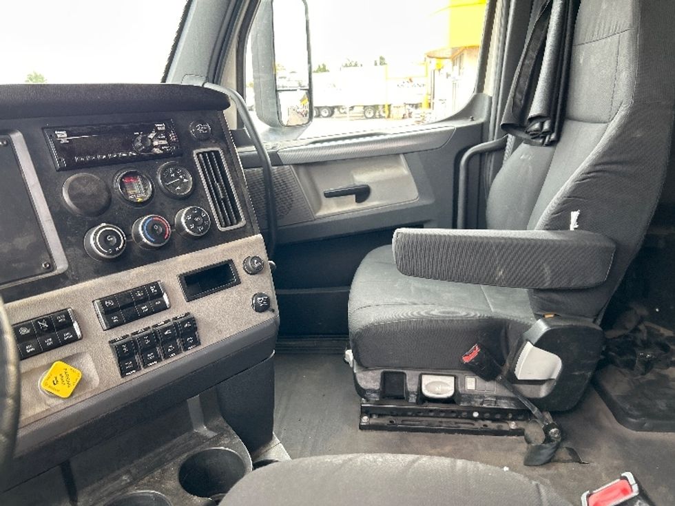 Sleeper Tractor-Heavy Duty Tractors-Freightliner-2020-T12664ST-Oklahoma City-OK-330,901\n\t\tmiles-$ 79,500 - Image 11