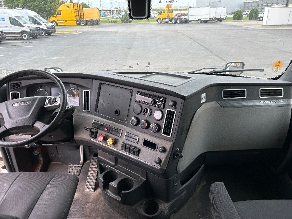 Sleeper Tractor-Heavy Duty Tractors-Freightliner-2020-T12664ST-Oklahoma City-OK-330,901\n\t\tmiles-$ 79,500 - Image 12