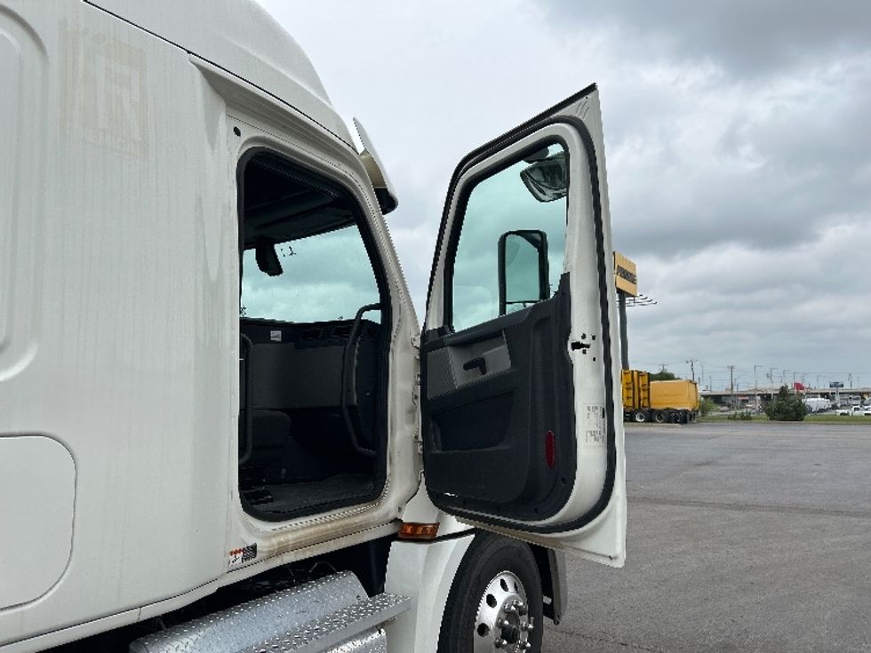 Sleeper Tractor-Heavy Duty Tractors-Freightliner-2020-T12664ST-Oklahoma City-OK-330,901\n\t\tmiles-$ 79,500 - Image 13