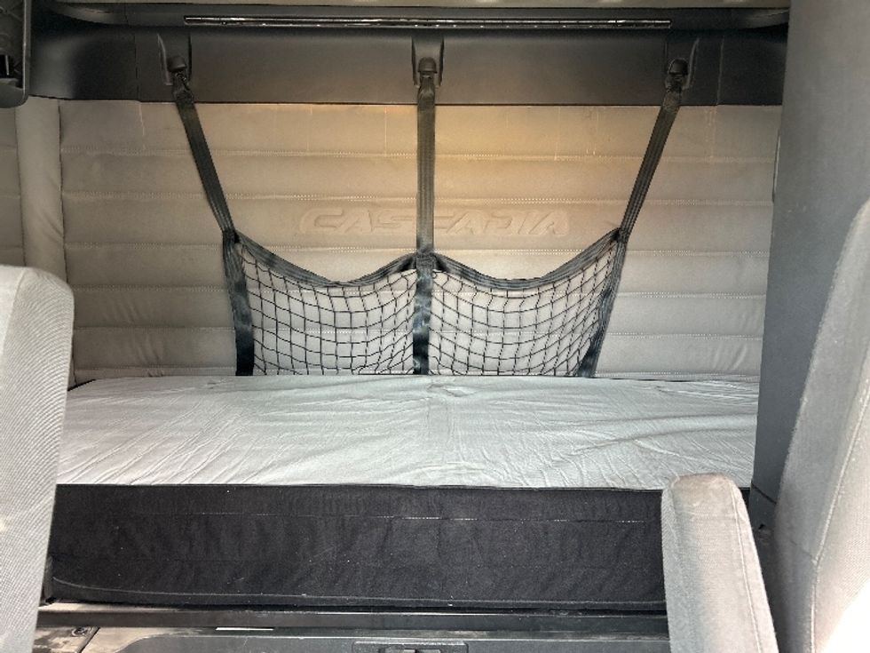 Sleeper Tractor-Heavy Duty Tractors-Freightliner-2020-T12664ST-Oklahoma City-OK-330,901\n\t\tmiles-$ 79,500 - Image 16
