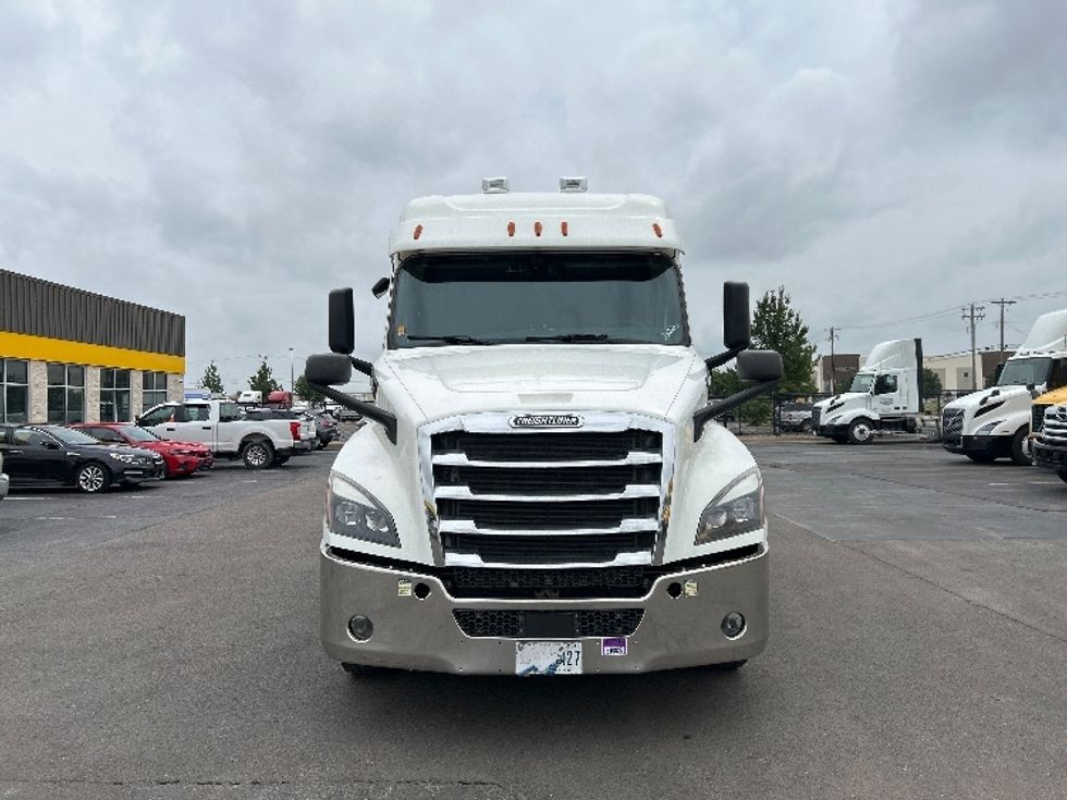 2020 Freightliner Cascadia 126" Sleeper Cab photo 2
