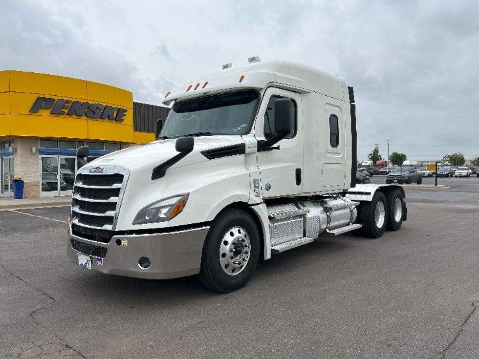 2020 Freightliner Cascadia 126" Sleeper Cab photo 3