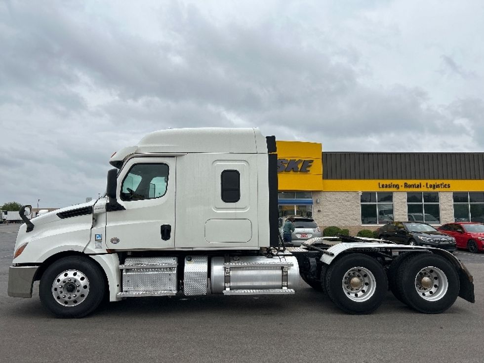 2020 Freightliner Cascadia 126" Sleeper Cab photo 4