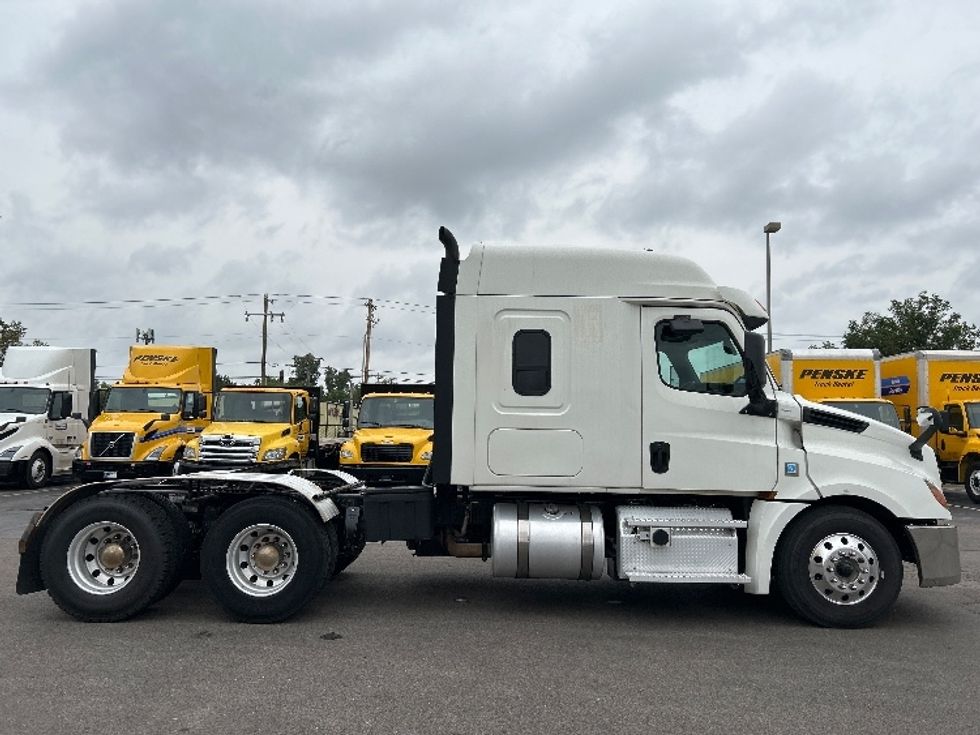 Sleeper Tractor-Heavy Duty Tractors-Freightliner-2020-T12664ST-Oklahoma City-OK-330,901\n\t\tmiles-$ 79,500 - Image 8