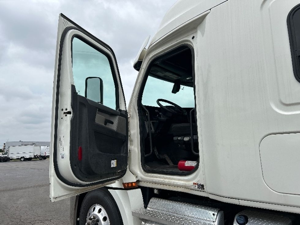 Sleeper Tractor-Heavy Duty Tractors-Freightliner-2020-T12664ST-Oklahoma City-OK-330,901\n\t\tmiles-$ 79,500 - Image 9