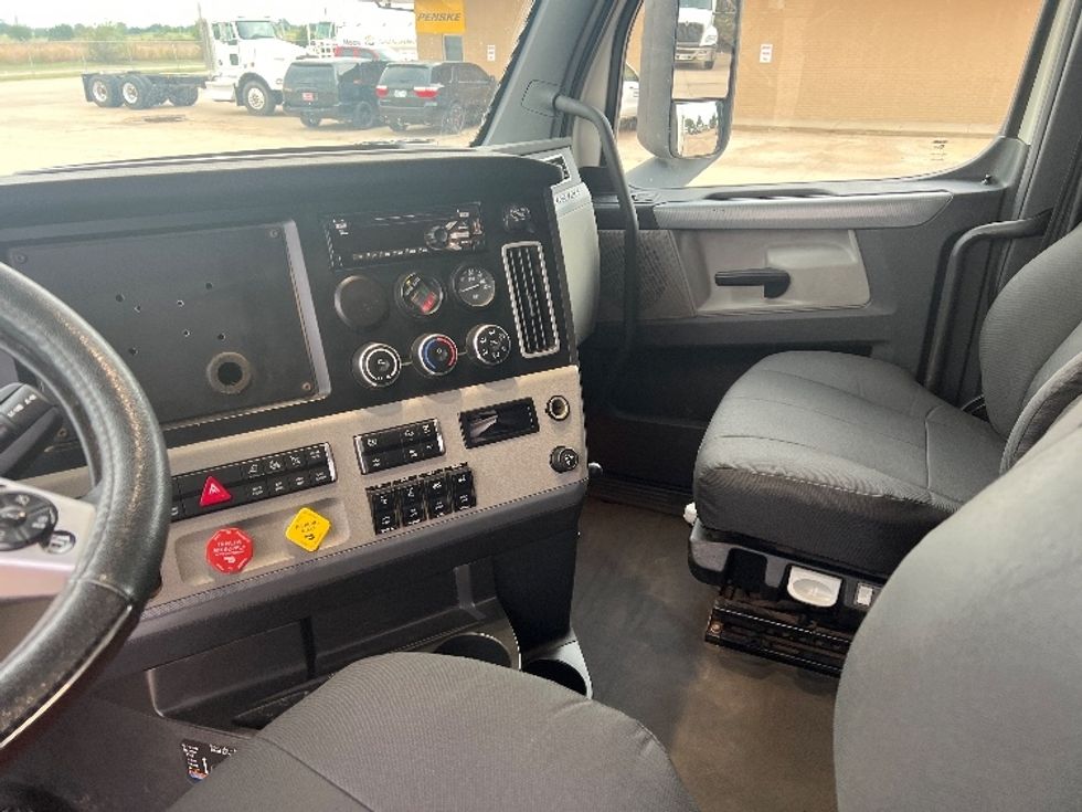 Sleeper Tractor-Heavy Duty Tractors-Freightliner-2020-T12664ST-Oklahoma City-OK-340,456\n\t\tmiles-$ 79,000 - Image 12